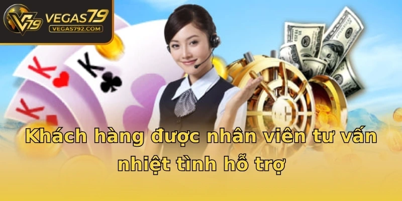 Khách hàng được nhân viên tư vấn nhiệt tình hỗ trợ